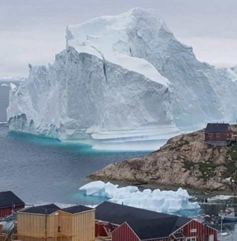 Τεράστιο παγόβουνο απειλεί χωριό στη Γροιλανδία (VIDEO)