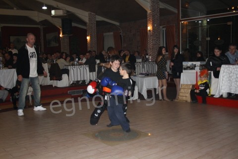 Δισκέδασαν με ...μπουνιές