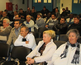 Πετούν έξω από τις λαϊκές τους παράνομους