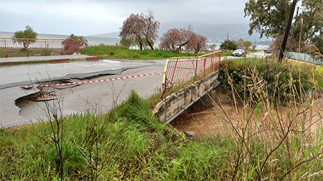 Κατάρρευση γέφυρας στον Κάραβο Αλιβερίου
