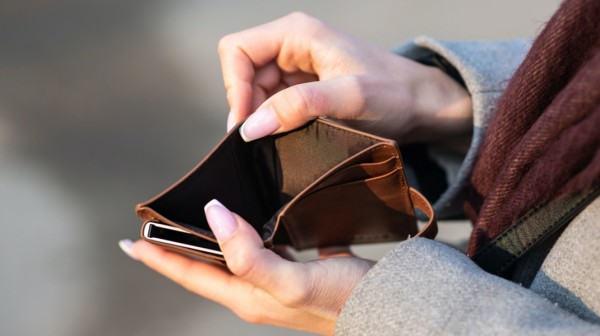 Η στιγμή που κοιτάς το υπόλοιπό σου στην τράπεζα