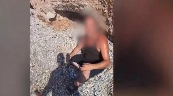 Σαλαμίνα: Στον Εισαγγελέα ο 35χρονος που αποπειράθηκε να βιάσει την 20χρονη - Το βίντεο με τον ξυλοδαρμό του από φίλο της κοπέλας