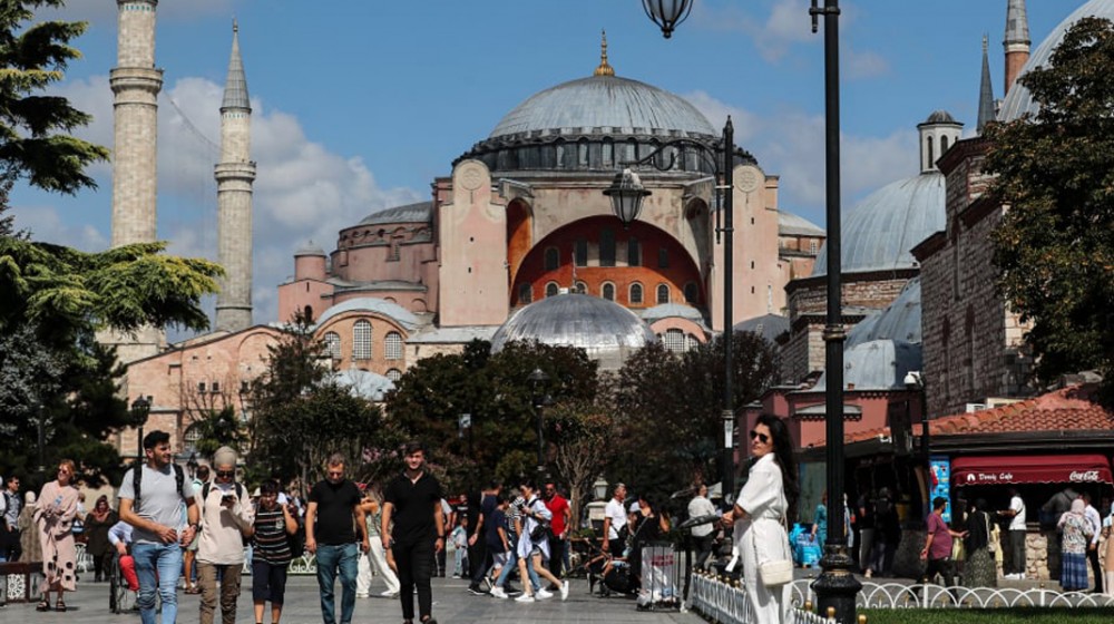 Ελληνες και Κύπριοι σπουδαστές της Σχολής Ικάρων συνελήφθησαν γιατί ύψωσαν ελληνική σημαία έξω από την Αγιά Σοφιά!