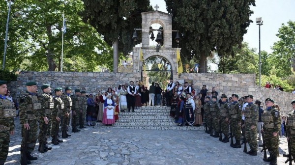 ΦΥΛΛΑ ΧΑΛΚΙΔΑΣ: Πανηγύρι με καβαλάρηδες και ευλογημένο φαγητό στο μοναστήρι