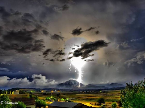 Ο φακός τσάκωσε τον κεραυνό στο βουνό της Δίρφυς