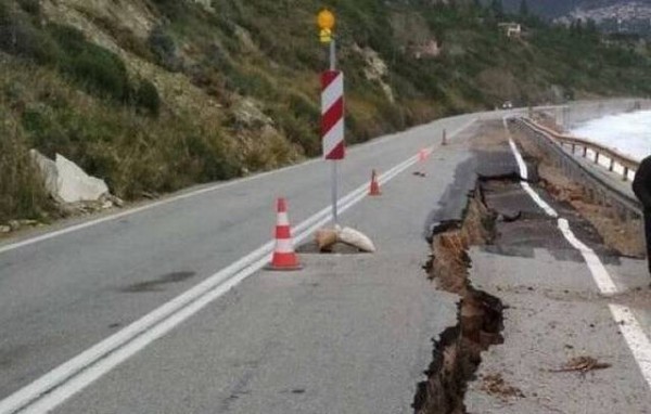 ΕΥΒΟΙΑ: Παραμένει κλειστός ο δρόμος στα Ήλια- Με προβλήματα η κυκλοφορία στο Στόμιο Οξυλίθου