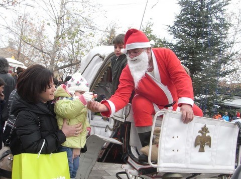 Ο Άγιος Βασίλης κατέφθασε με βασιλική άμαξα στη Θήβα