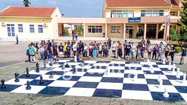 ΓΥΜΝΑΣΙΟ ΔΡΟΣΙΑΣ: Μαθητές έφτιαξαν XL σκακιέρα