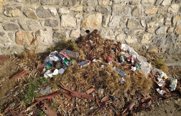 ΧΑΛΚΙΔΑ-ΑΣΤΕΡΙΑ: Ένας ...λοφίσκος από σκουπίδια στην άκρη της πλαζ