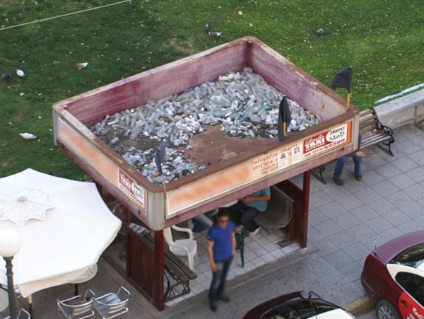 Σκουπιδότοπος πάνω από τα κεφάλια τους