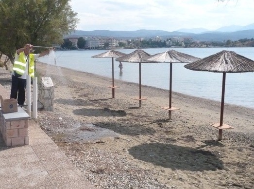 Ντουζιέρες σε όλο το μήκος της πλαζ στο Λευκαντί