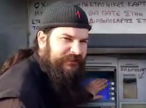 Σηκωτό πήρε η αστυνομία τον πατέρα Κλεομένη (VIDEO)