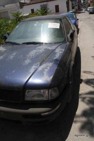 Σαπίζει παρατημένο στο δρόμο