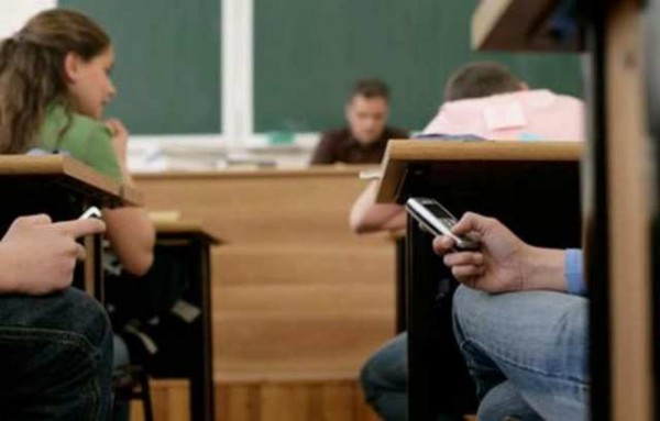 Προσπάθεια του Υπουργείου Παιδείας να εξαφανίσει τα κινητά από τα σχολεία