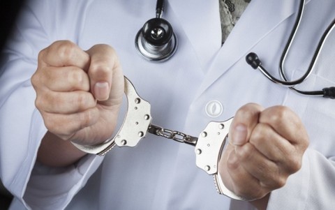 Ζήτησε «φακελάκι» 1000 ευρώ για να χειρουργήσει 20χρονο