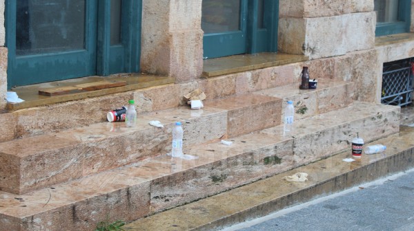 ΧΑΛΚΙΔΑ: Απόλαυσαν το καφεδάκι τους και άφησαν τα σκουπίδια για ...ντεκόρ