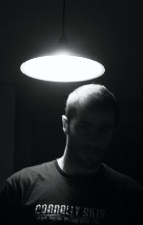 Κάτσε κάτω από τη λάμπα!