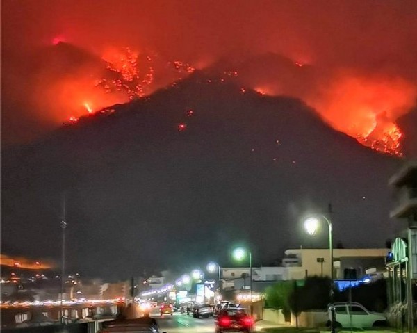 ΛΟΥΤΡΑΚΙ: Συνεχίζεται η μάχη με τις φλόγες