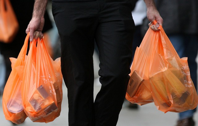 Τέρμα στις δωρεάν πλαστικές σακούλες στα σούπερ - μάρκετ