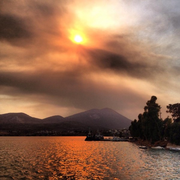 Μέχρι τη Χαλκίδα έφτασαν οι καπνοί από μεγάλη φωτιά στη Λιβαδειά
