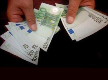 Πήγε να καταθέσει πλαστά χαρτονομίσματα των 100 ευρώ