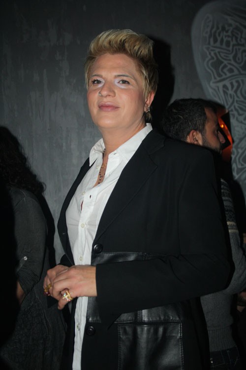 Σχολιάζει στιλιστικά τις Χαλκιδέες