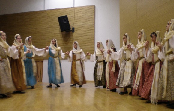 Απάντησαν με λεβεντιά και χορό