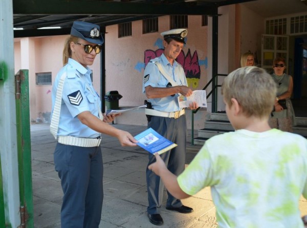 Αστυνομικοί μοίρασαν ενημερωτικά φυλλάδια κυκλοφοριακής αγωγής στους μαθητές