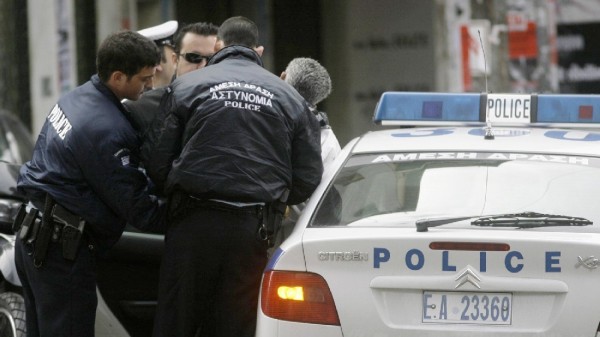 Απατεώνες επιχείρησαν να αποσπάσουν χρήματα και τιμαλφή με το κόλπο του δήθεν λογιστή αλλά έπεσαν πάνω σε αστυνομικό