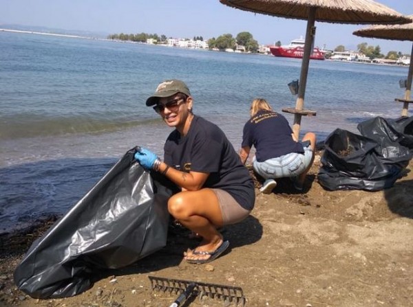 ΕΡΕΤΡΙΑ: Ο δήμος και εθελοντές καθάρισαν την παραλία μπροστά στις καφετέριες