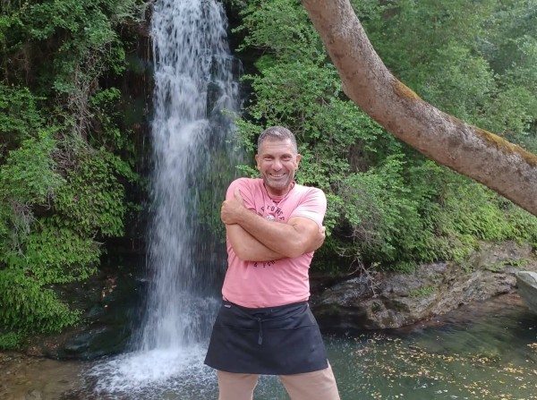 TRAVEL TO THE DREAM: Η επιστροφή ενός πολυταξιδεμένου στον Πλατανιστό Καρύστου, το όνειρο και οι ξεναγήσεις στους τουρίστες