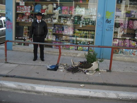 Πρωί-πρωί στούκαρε στη ζαρντινιέρα!