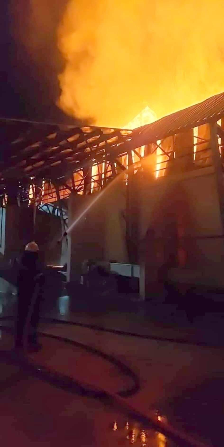 ΠΟΛΙΤΙΚΑ: Φωτιά σε αποθήκη στη ΣΟΓΙΑ