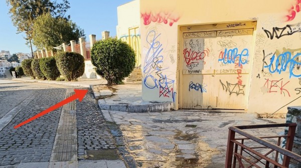 ΧΑΛΚΙΔΑ -ΚΑΤΑΓΓΕΛΙΑ: Διαρροή νερού μπροστά το Κόκκινο Σπίτι εδώ και πολλές εβδομάδες