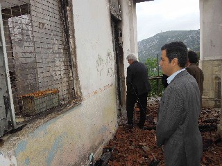 Κοίταζε με θλίψη τα αποκαΐδια του σχολείου