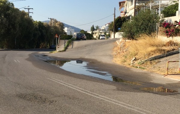 ΧΑΛΚΙΔΑ- ΚΑΤΑΓΓΕΛΙΑ: Δέκα μέρες έχει διαρροή νερού στη Λεωφόρο Μακαρίου και η ΔΕΥΑΧ αδιαφορεί