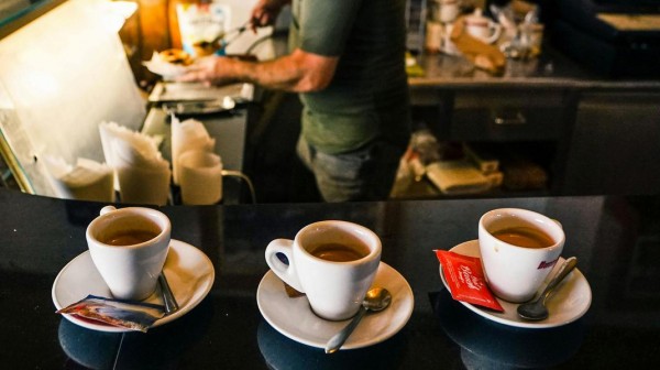 Παρέμβαση της Κατερίνας Καζάνη για να μειωθεί η τιμή του καφέ στα καφενεία