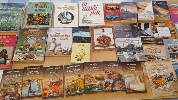 ΚΑΘΕΝΟΙ ΕΥΒΟΙΑΣ: Δωρεά βιβλίων στη Δημοτική Βιβλιοθήκη