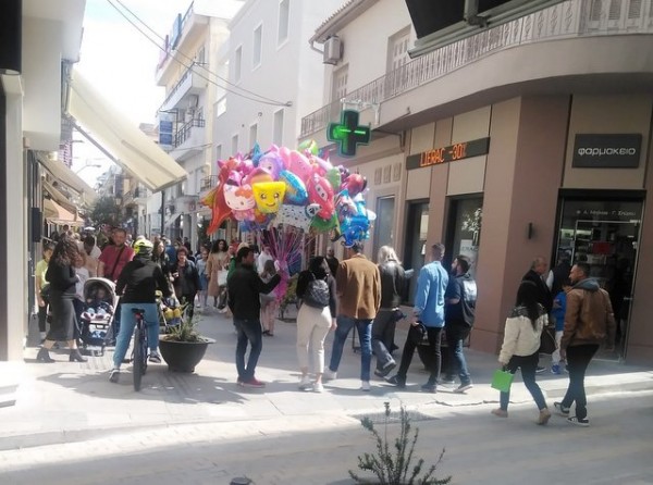 ΧΑΛΚΙΔΑ: Γιορτινή ατμόσφαιρα με λιακάδα και μουσικούς του δρόμου στην Αβάντων