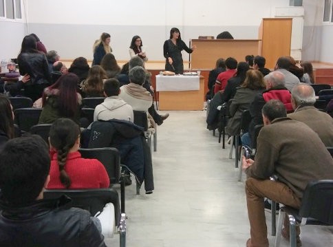 Έκοψαν πίτα στο Λαϊκό Φροντιστήριο Χαλκίδας και μοίρασαν σχολικά είδη στους μαθητές