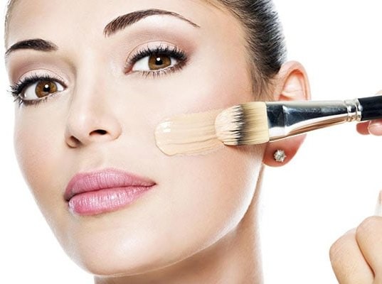 Δυσχρωμίες τέλος! Δες πως θα απλώνεις σωστά το foundation στο πρόσωπο σου