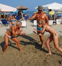 Παλεύουν στην άμμο, στις Αλυκές