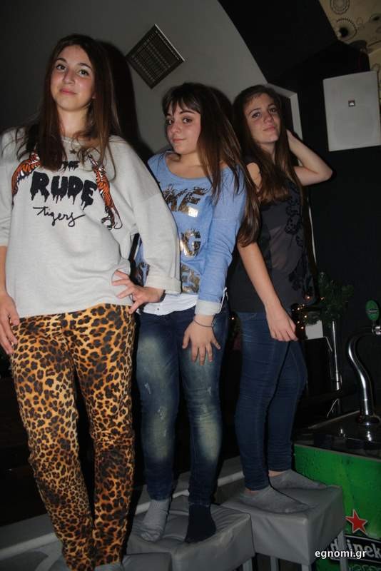 Ξυπόλητες στα σκαμπώ