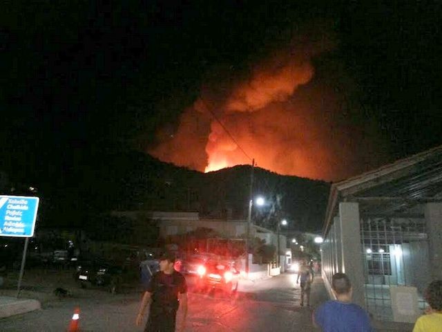 Αναζωπύρωση στο Πευκέλι απειλεί ξανά τη Μονή Γαλατάκη