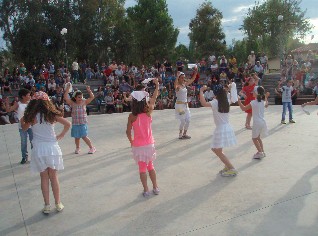 Αντίο στο σχολείο με χορό, συγκίνηση και δώρα