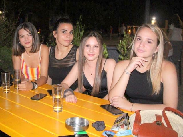 Δροσερά κορίτσια κάνουν σχέδια για διακοπές