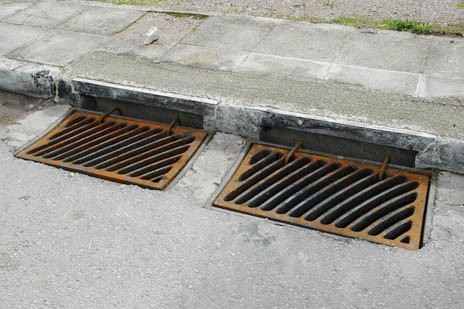 Εκλεψαν σχάρες φρεατίων από τον Μπούρο Καρύστου