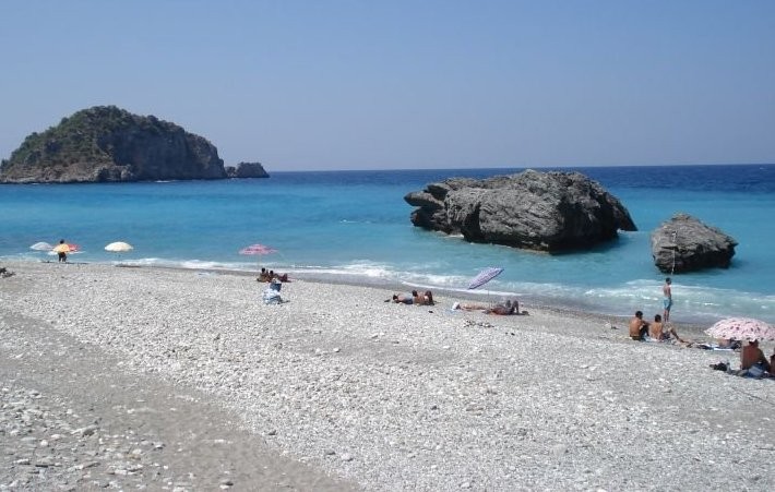 Επισκέπτρια της παραλίας Χιλιαδούς επισημαίνει τα κακώς κείμενα της περιοχής