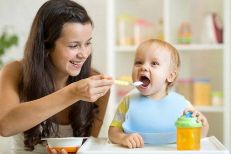 Επίδομα σε εργαζόμενους γονείς 250 ευρώ το μήνα για babysitter