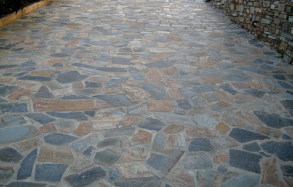 Προωθεί τις πλάκες Καρύστου στη Ρωσία